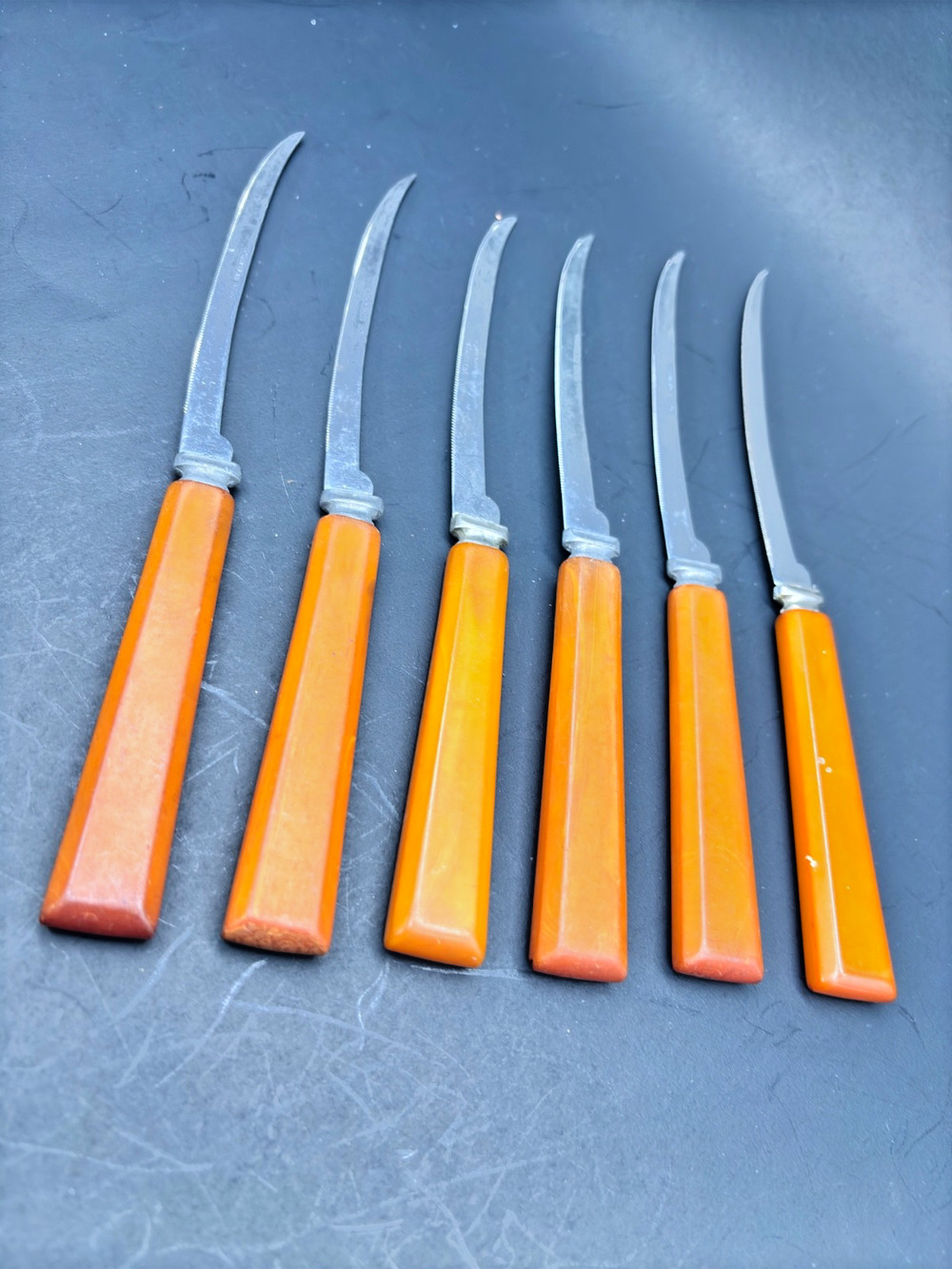 Vintage Butterscotch Bakelite Tomato Steak Knive Set Up 6 CM Kitchen Flatware
